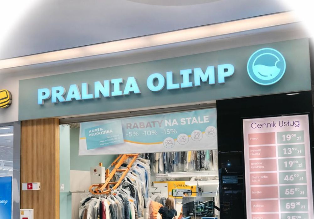 Lokal Pralni Olimp od frontu — kaseton nad wejściem